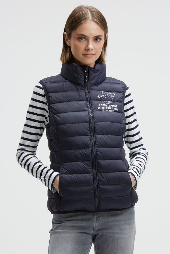 Leichte Steppweste mit Prints und Patch