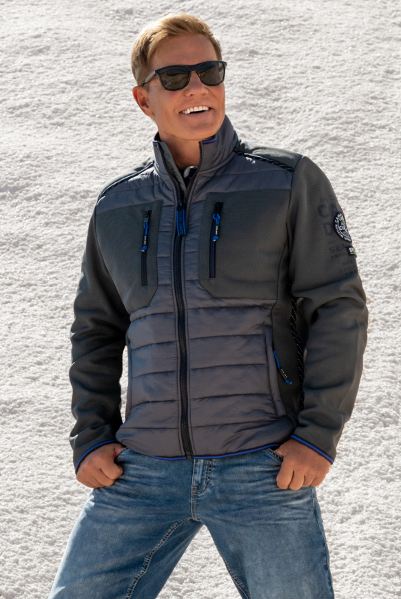Strukturierte Fleecejacke im Materialmix