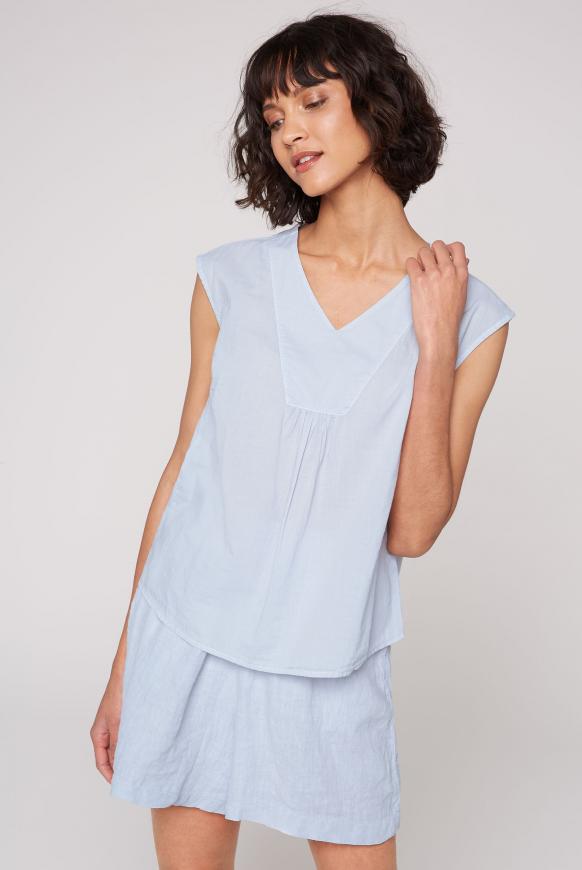 Ärmellose Bluse mit V-Ausschnitt light blue