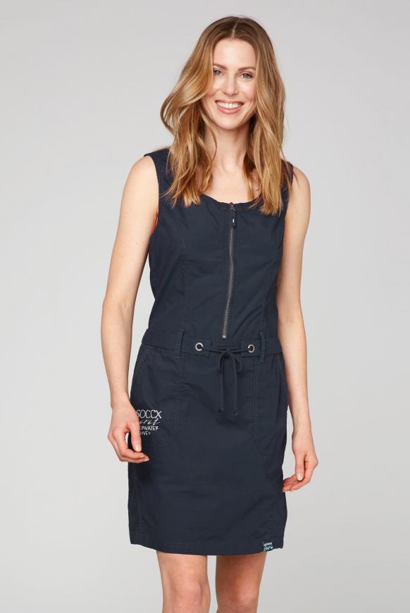 Ärmelloses Kleid mit Gürtel und Label Prints