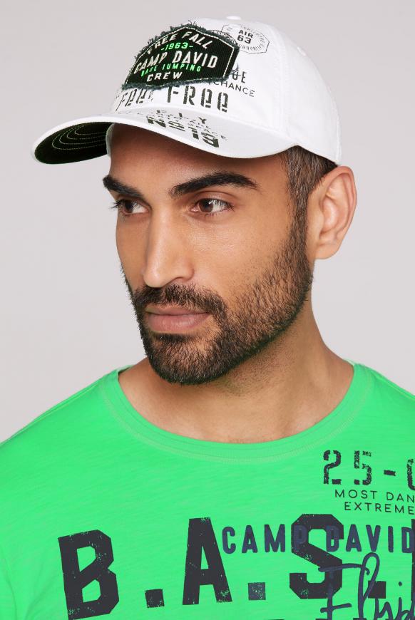 Base Cap mit Label-Applikationen opticwhite