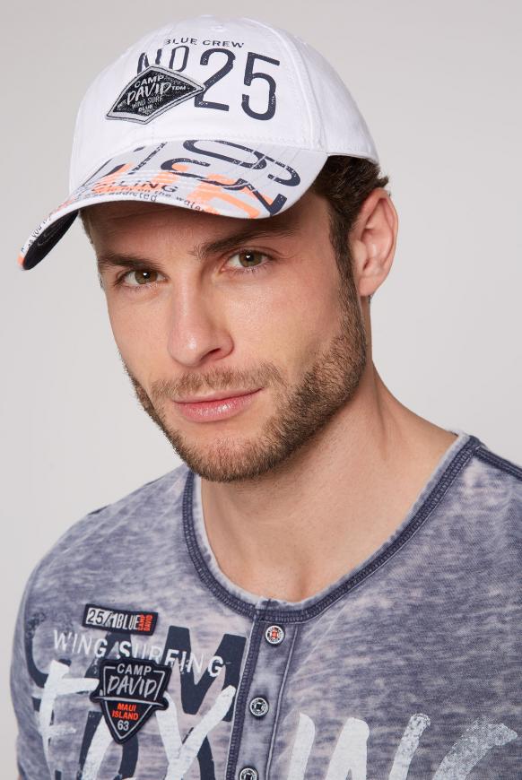 Base Cap mit Label Prints und Patch