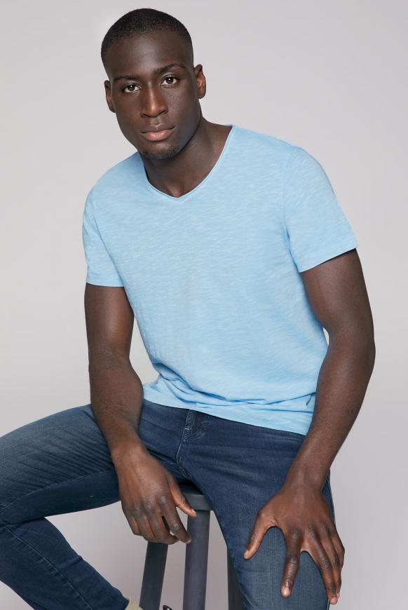 Basic T-Shirt mit V-Neck und Used-Optik