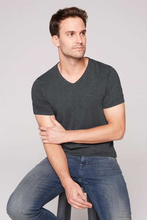 Basic T-Shirt mit V-Neck und Used-Optik