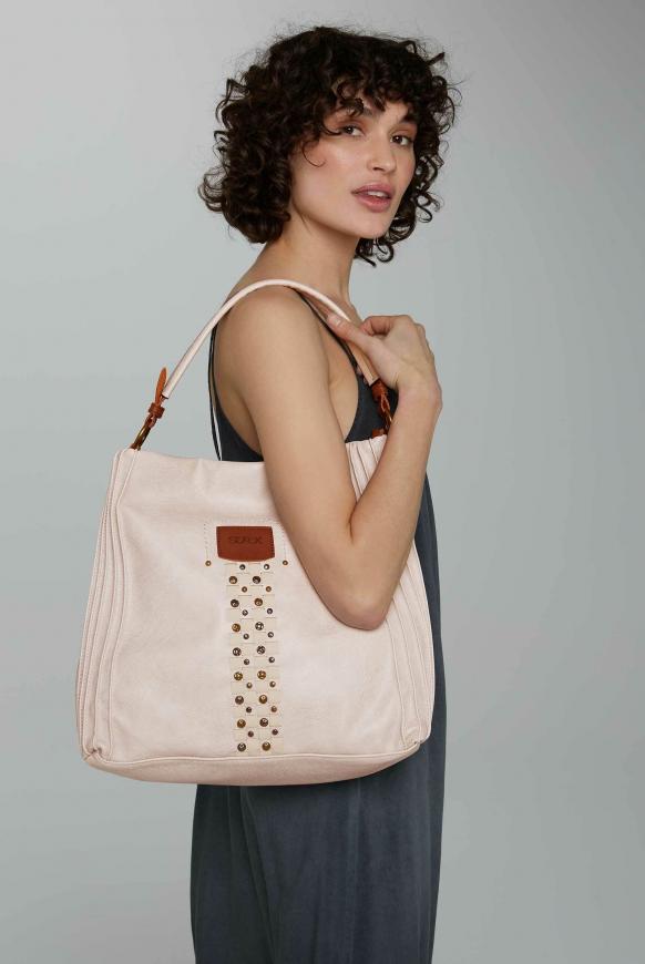 Beuteltasche mit Ziernieten und -nähten