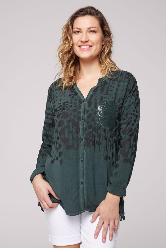 Bluse mit All Over Print und Pailletten-Tasche