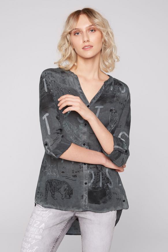Bluse mit All Over Print und Schmucksteinen