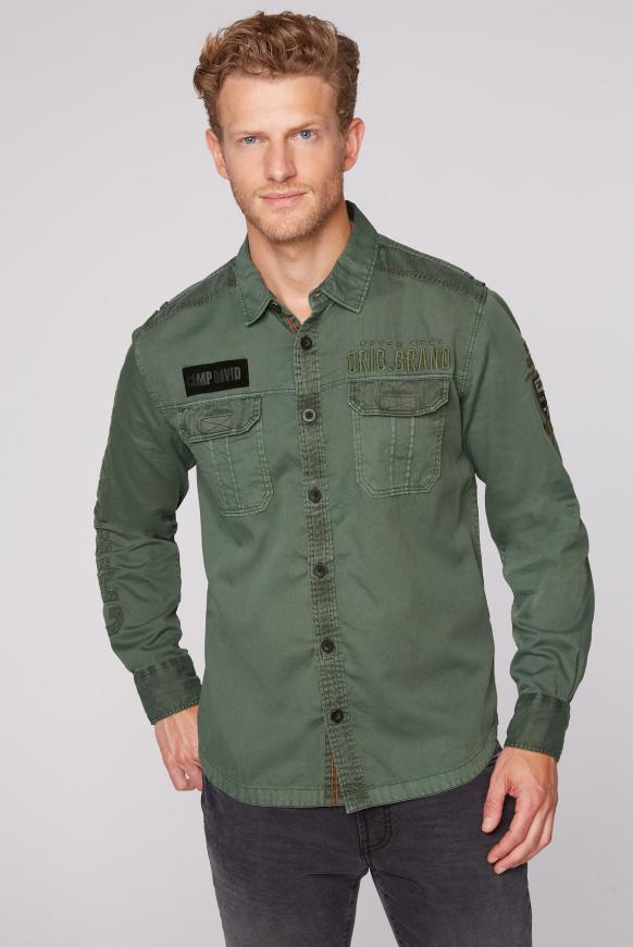 Cargo-Hemd mit Label-Applikationen