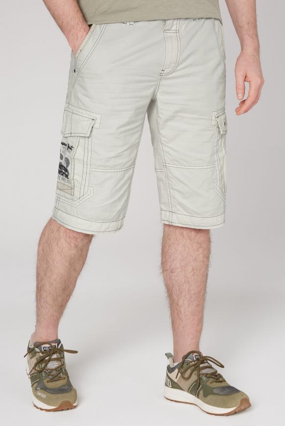 Cargo Shorts mit kleinen Label-Applikationen