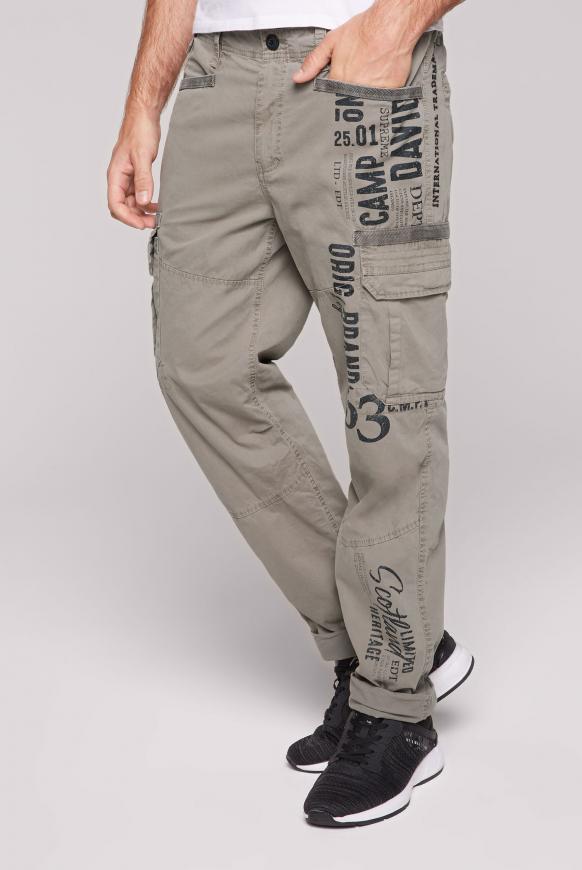 Cargohose mit auffälligen Logo Prints fossil brown