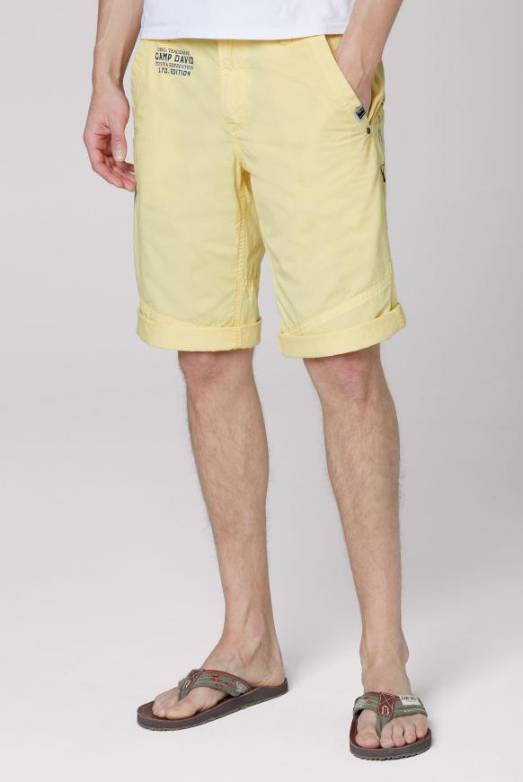 Chino Shorts mit Back Print