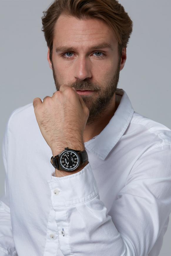 Edelstahluhr mit strukturiertem Lederarmband