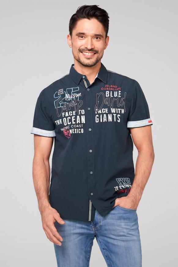Fil à Fil Hemd mit Label-Applikationen