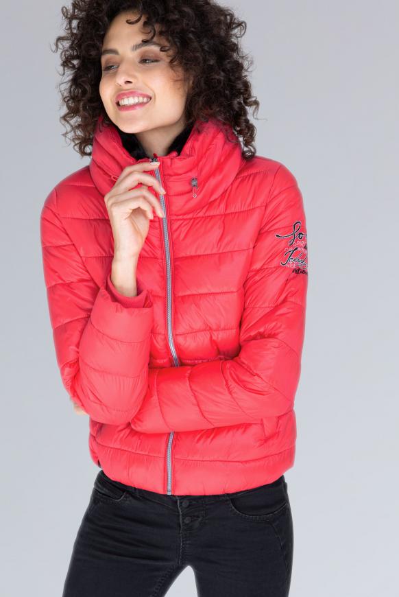 Glänzende Steppjacke mit Doppelkragen