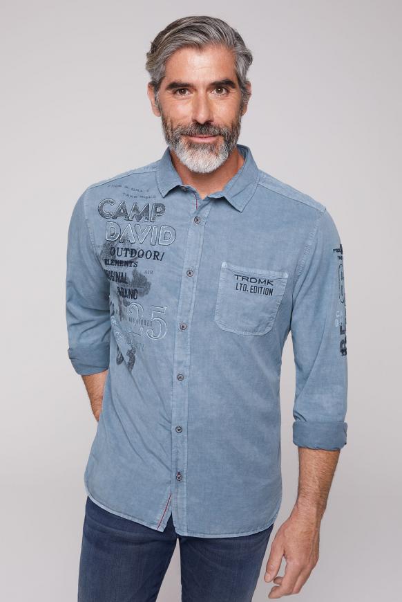Hemd mit Label-Applikationen im Used Look blue grey