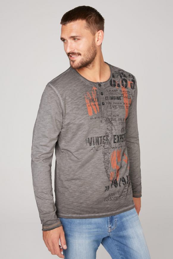 Henley-Shirt mit großem Label Print