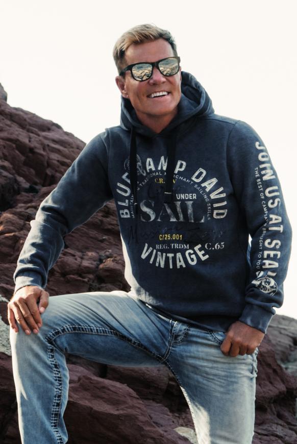 Hoodie mit Batik-Look und Artworks