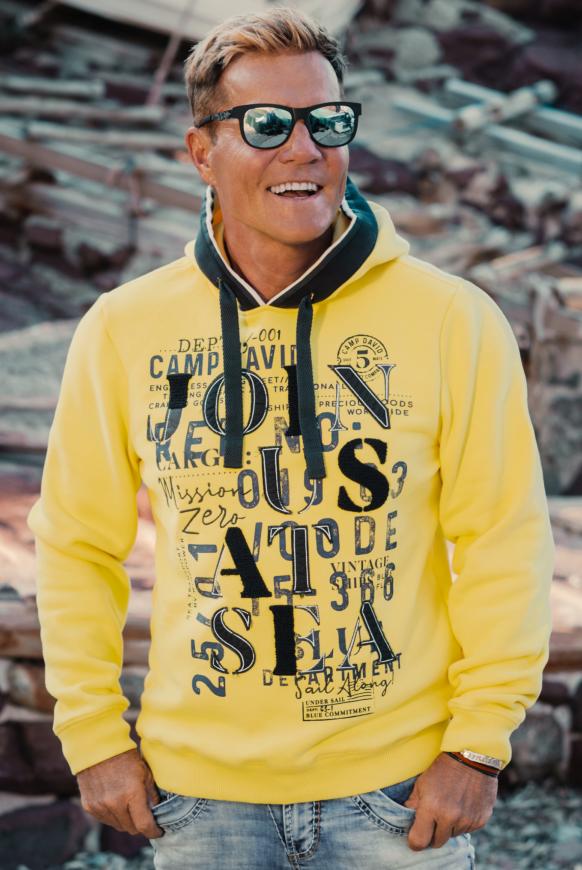 Hoodie mit Label-Applikationen