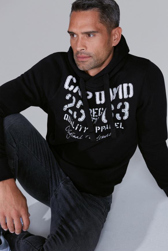 Hoodie mit plakativen Label-Applikationen