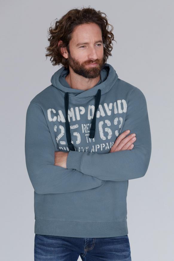Hoodie mit plakativen Label-Applikationen