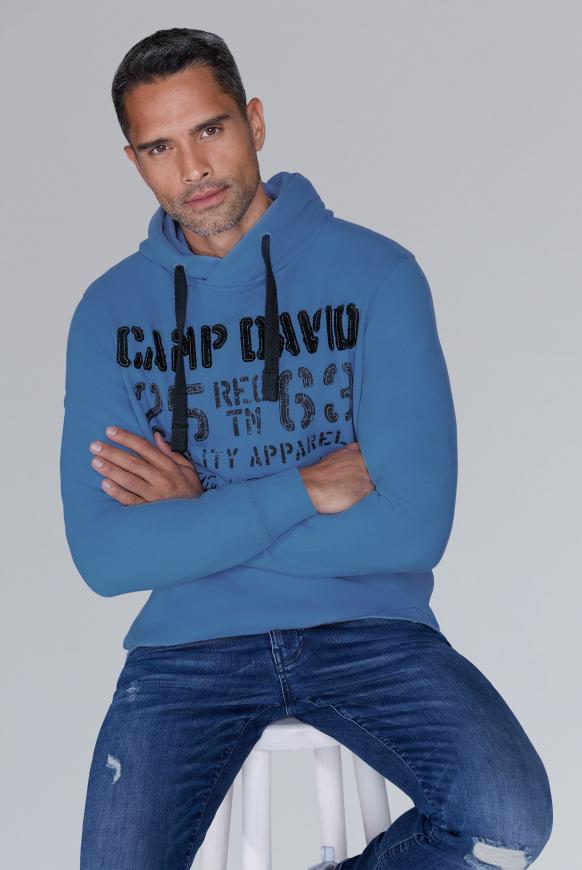 Hoodie mit plakativen Label-Applikationen
