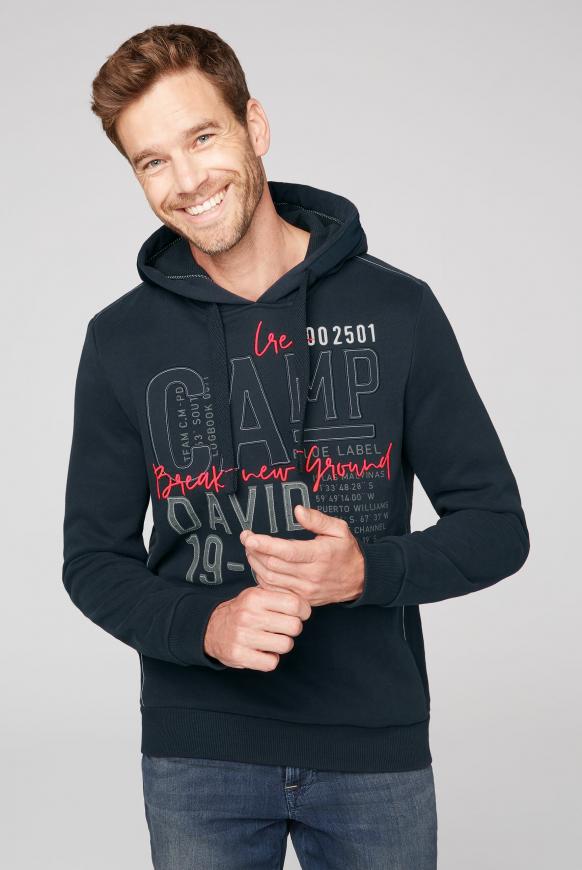 Hoodie mit plakativen Label-Applikationen