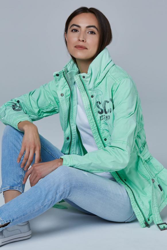 Jacke mit Kapuze und Taillengürtel