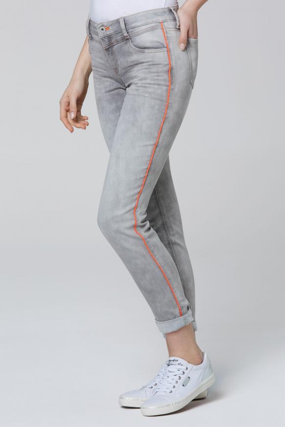 Jeans CH:EA mit Neon-Piping und Used-Optik