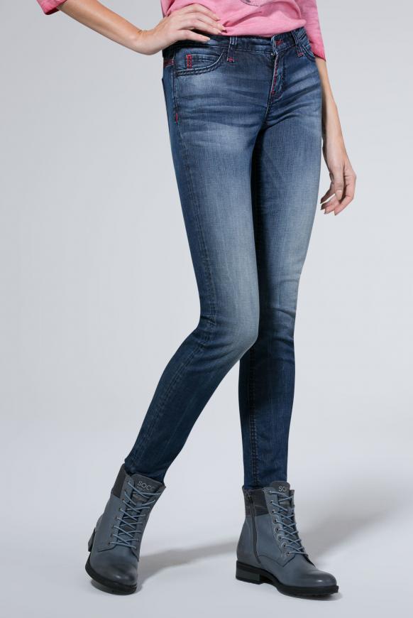 Jeans HE:DI mit Used-Optik und farbigen Steppnähten