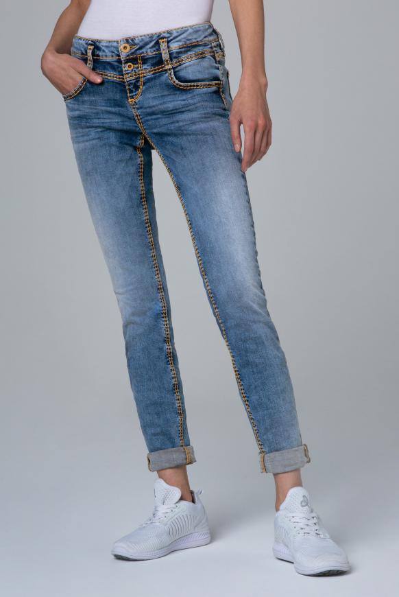 Jeans KA:RA mit Knopf-Detail und Sattelnaht