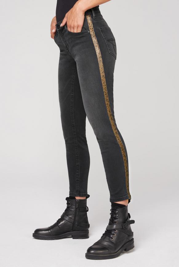 Jeans MI:RA mit Snake-Tapes an den Seiten