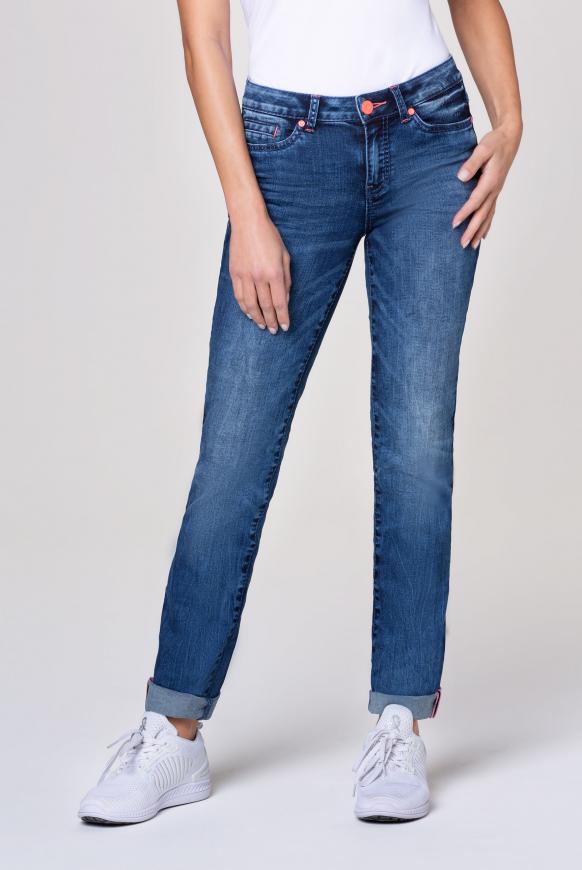 Jeans RO:MY mit Used-Optik und Kontrastknopf