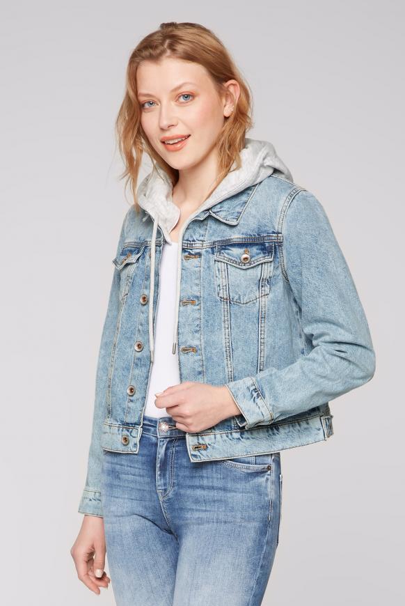 Jeansjacke mit Sweatkapuze und Artwork