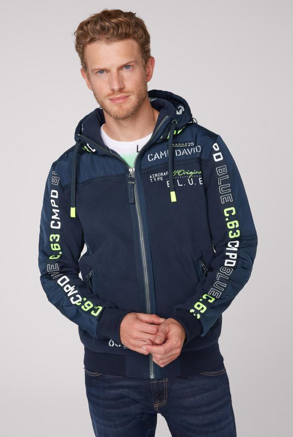 Kapuzensweatjacke im Materialmix mit Artworks