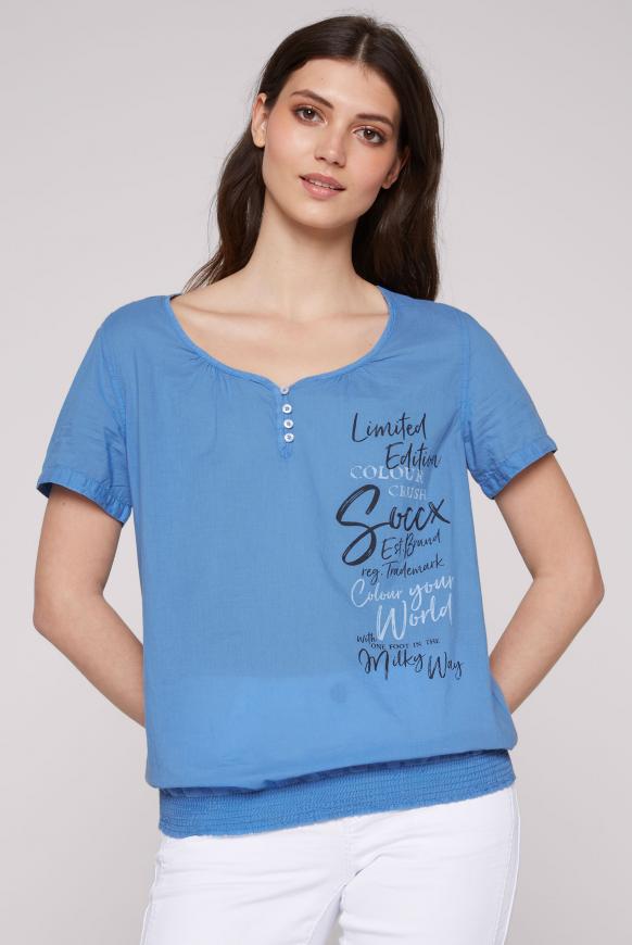 Kurzärmelige Serafino-Bluse mit Print