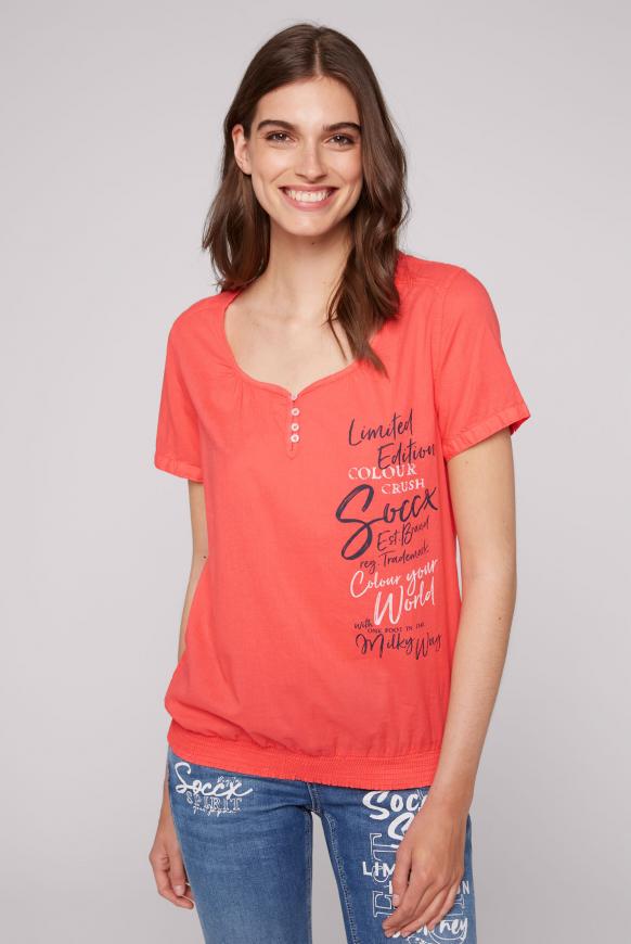 Kurzärmelige Serafino-Bluse mit Print