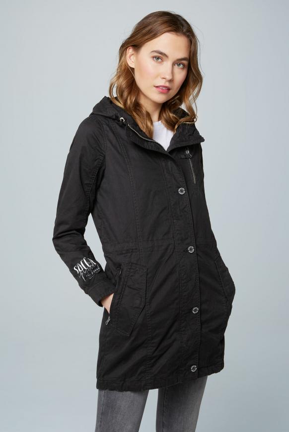 Leichter Parka mit Kapuze und Taillenband