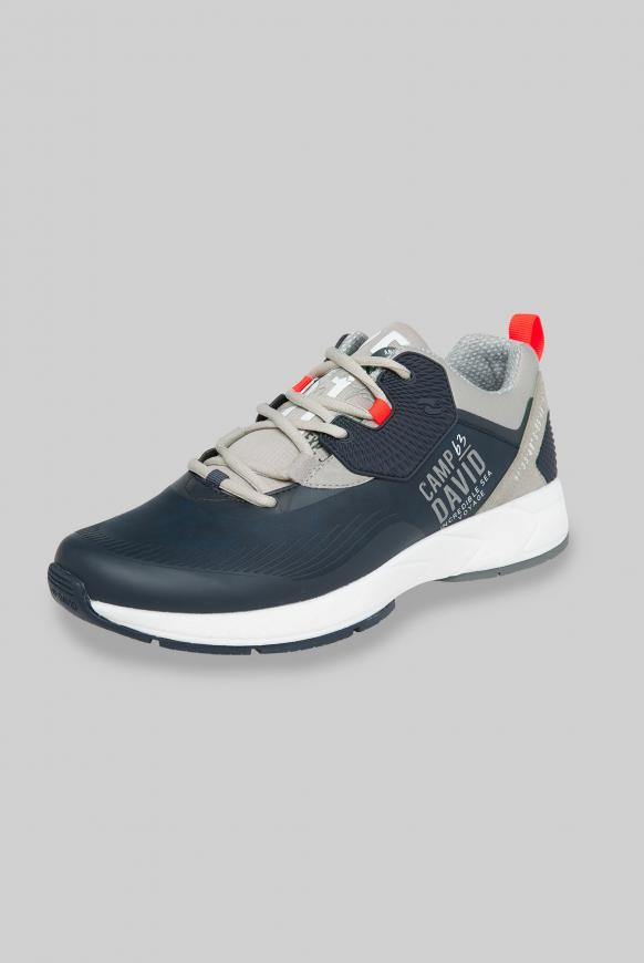 Moderner Sneaker im Materialmix
