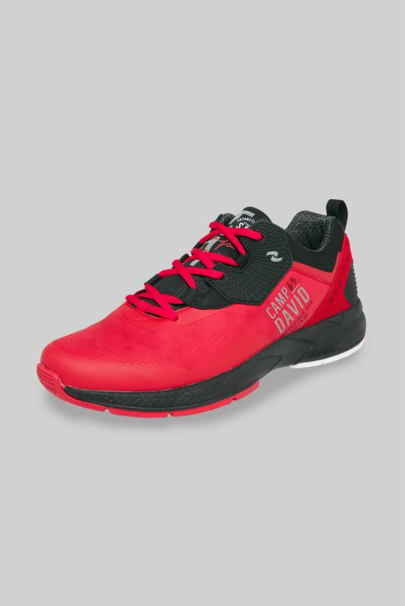 Moderner Sneaker im Materialmix