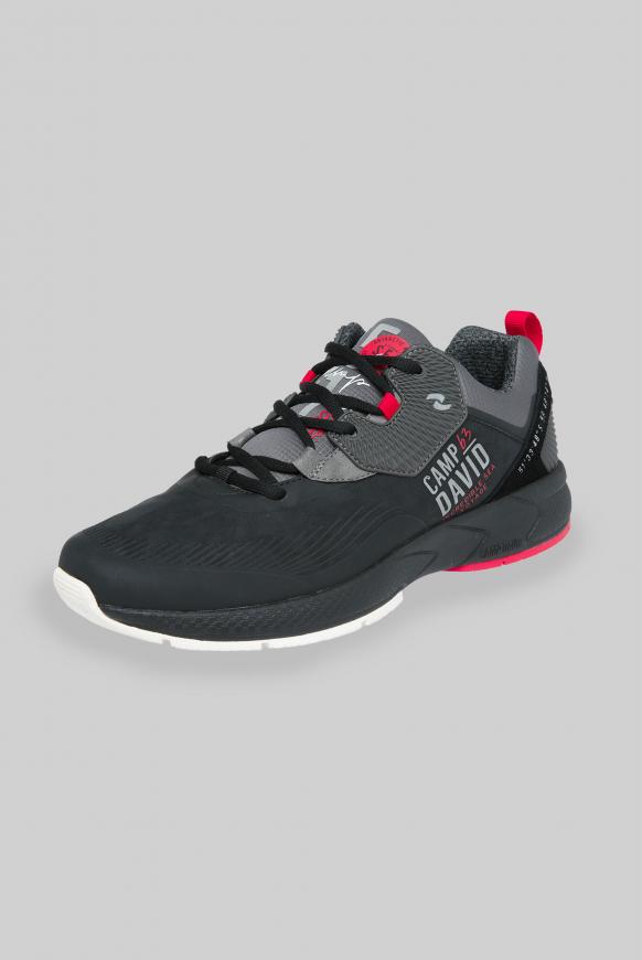 Moderner Sneaker im Materialmix