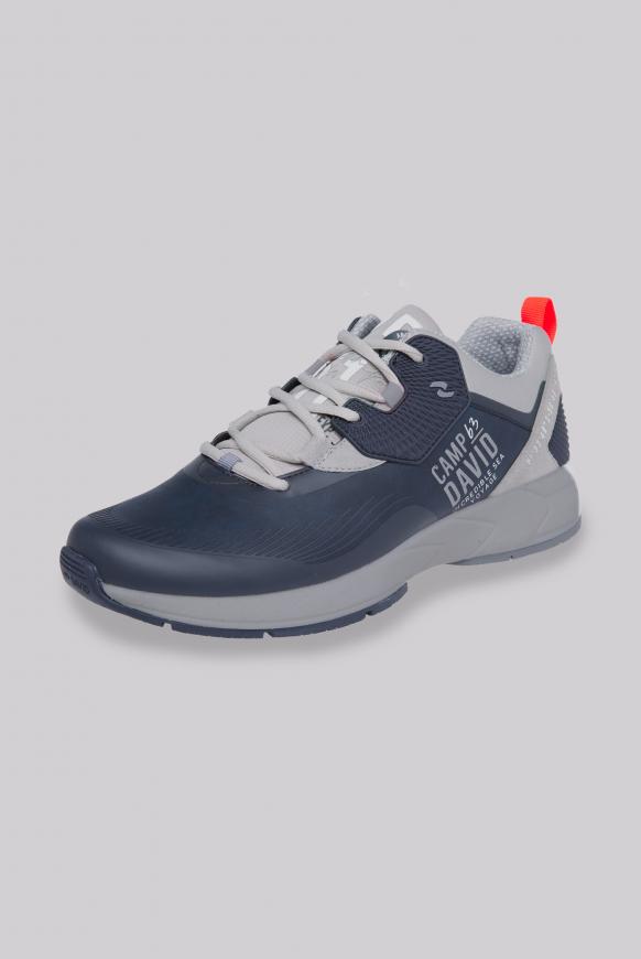 Moderner Sneaker im Materialmix