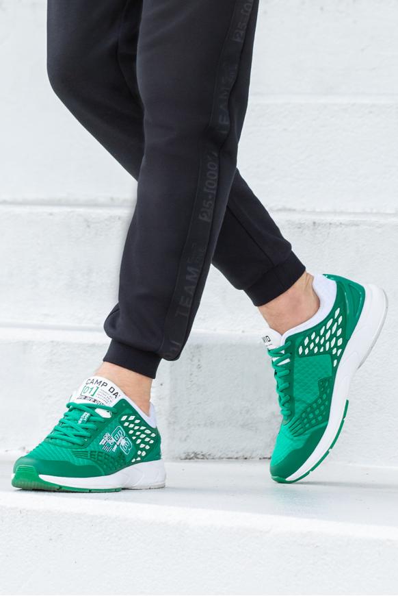 Moderner Sneaker mit 3D-Struktur green