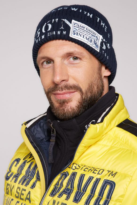 Mütze in Rippstrick mit Print und Patch