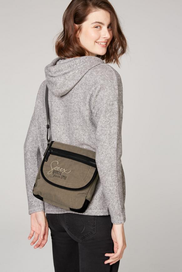 Nylontasche mit Überschlag und Logo Artwork