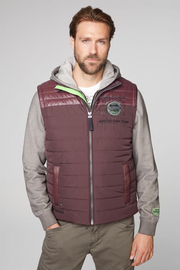 Outdoorweste mit Label-Applikationen