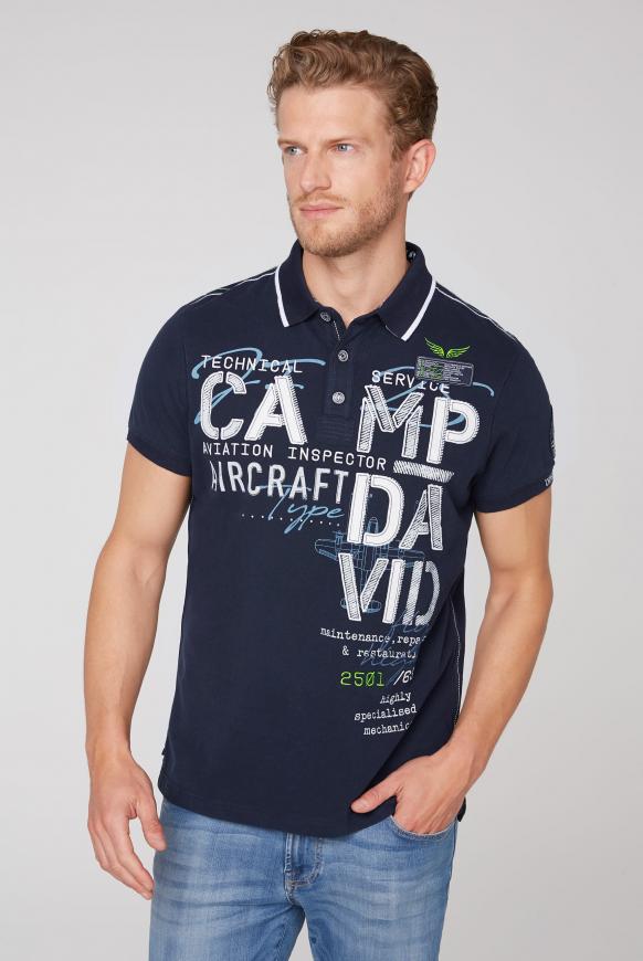 Polo mit Label-Applikationen und Tapes