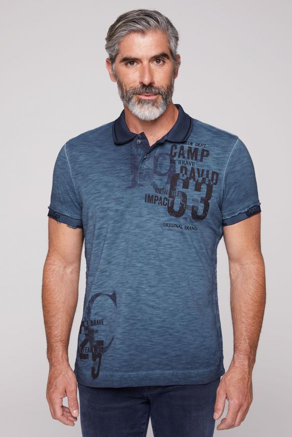 Polo mit Logo-Design an Kragen und Ärmeln brave blue