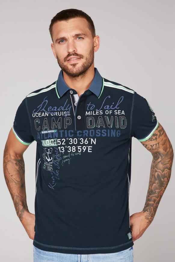 Polo mit maritimen Label-Applikationen