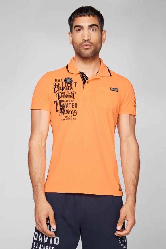 Poloshirt mit Tapes, Tasche und Artworks