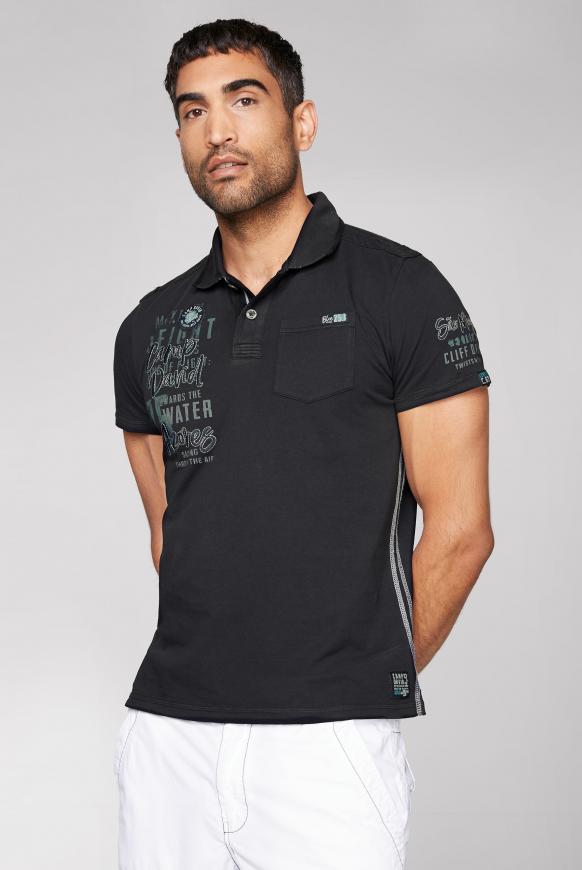Poloshirt mit Tapes, Tasche und Artworks